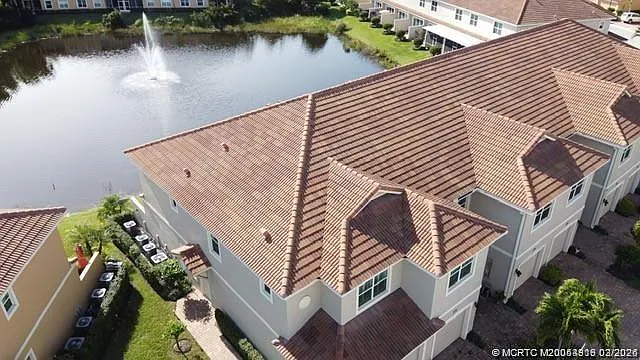 566 SW Glen Crest Way — Photo 2