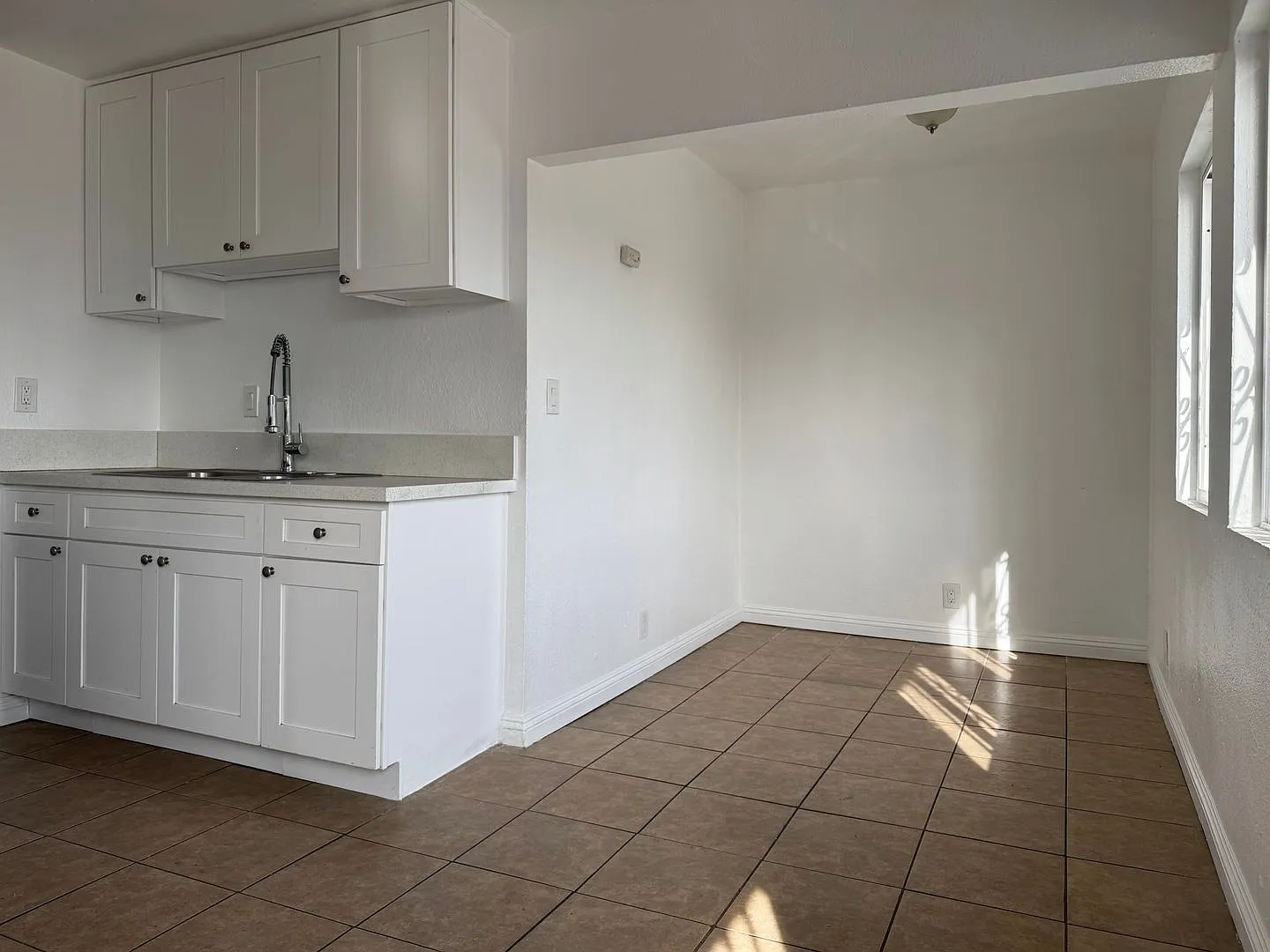 Large, Bright 3bed2bath in South LA — Photo 2