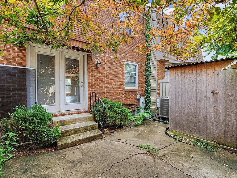 1406 Old Town Ct — Photo 44