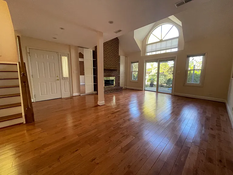 1943 W White Oak St — Photo 1