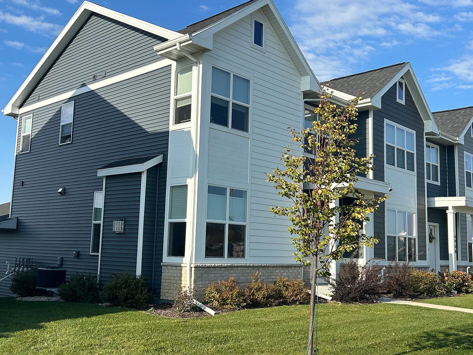 3 bed, 2.5 bath, 1432 sqft, $2,800 — Photo 3