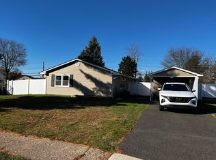 48 Gridiron Rd, Levittown, PA 19057