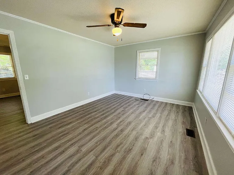 204 E James St — Photo 4
