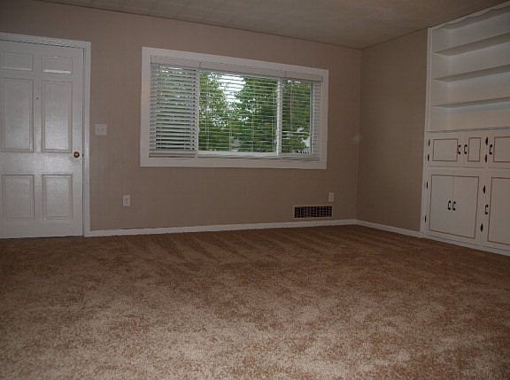 3rd image of 246 E 14th St