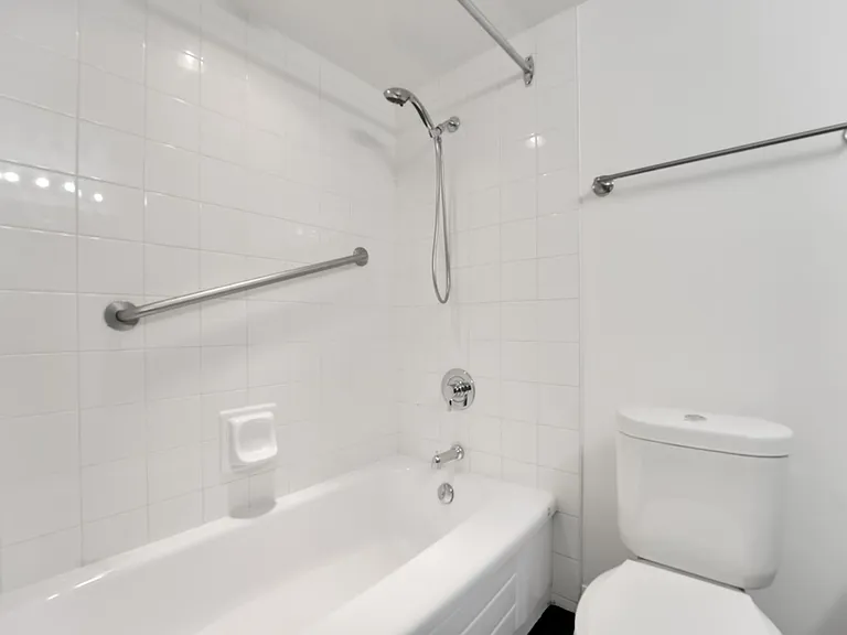 425 Simcoe St — Photo 7