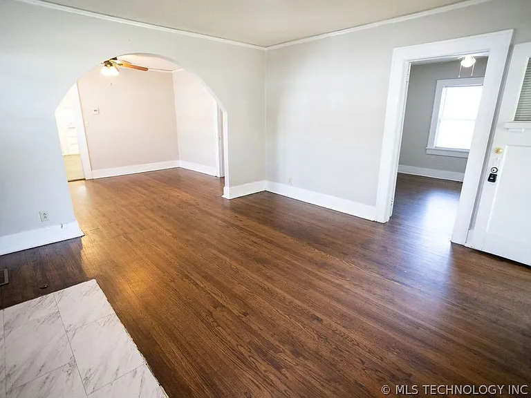 1147 S Florence Ave — Photo 13