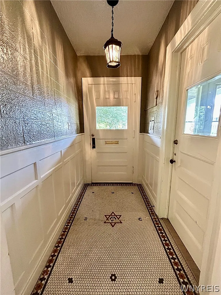 3 bed, 1.0 bath, 3648 sqft, $1,975 — Photo 3