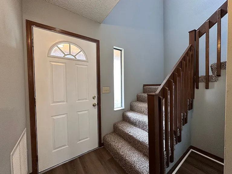 1114 Romaine Cir W — Photo 6