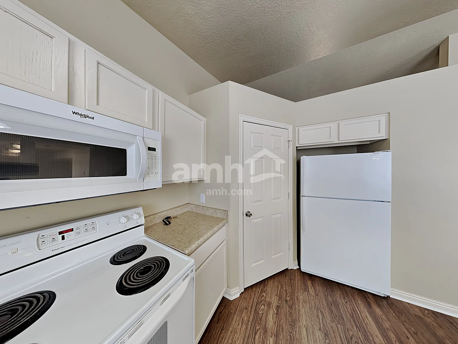 3 bed, 2.5 bath, 1475 sqft, $2,165 — Photo 4