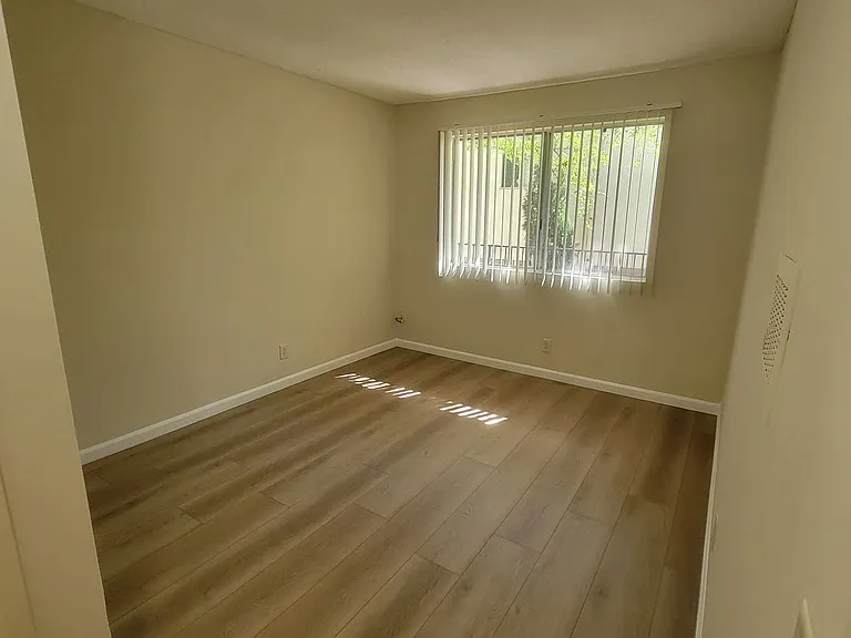 37 unit building close to CSUN! — Photo 5