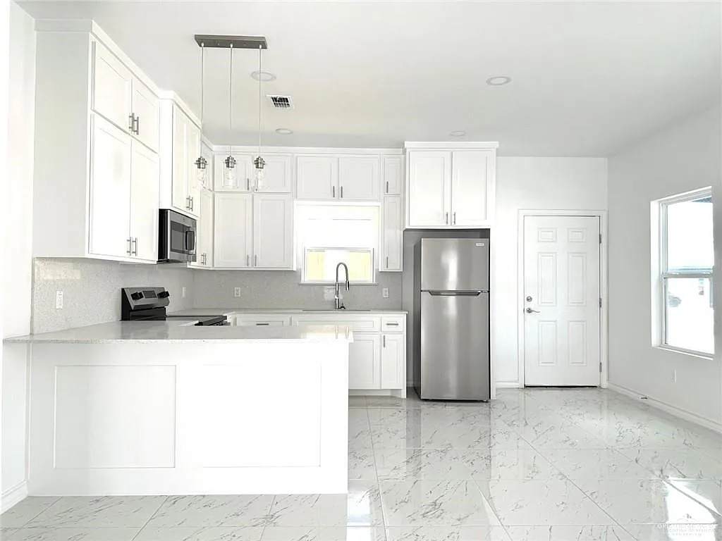 2 bed, 2.0 bath, 917 sqft, $1,200 — Photo 4