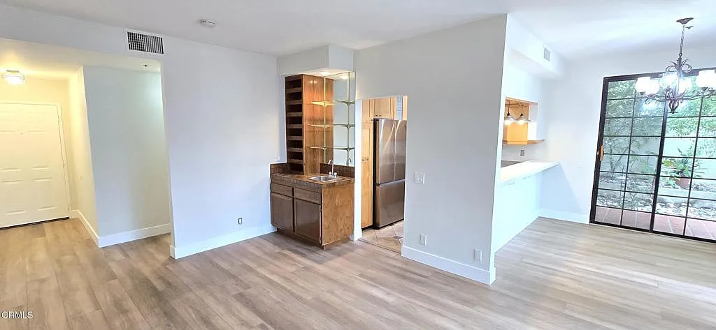 2 bed, 2.0 bath, 1104 sqft, $4,000 — Photo 3