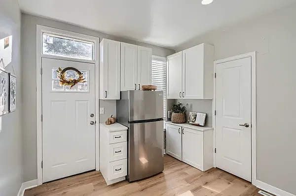 868 N Mariposa St — Photo 3