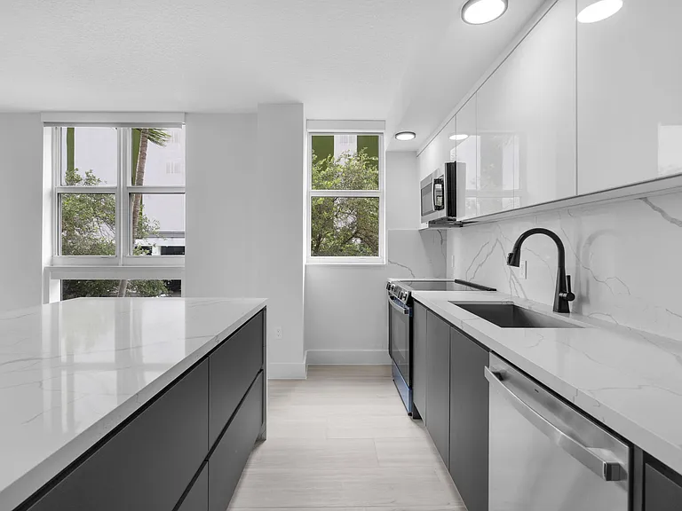 601 NE 23rd St #4 — Photo 15