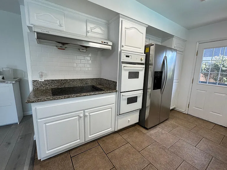 15561 Primrose Ln — Photo 17