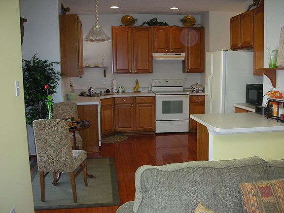 Kitchen w/hardwood fl