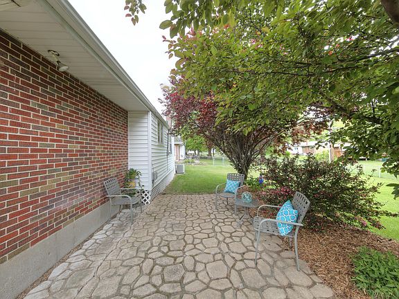 3rd image of 2085 Saint Catherine St