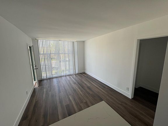 4th image of 18346 Collins St APT 1