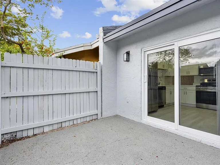 6993 NW 29th Way #6993 — Photo 4