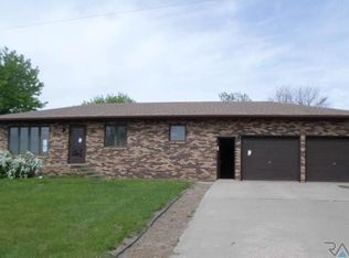 611 S Pine St, Springfield, SD 57062