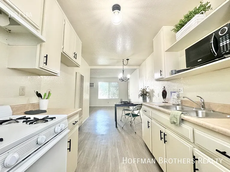 18545 Burbank Blvd #20 — Photo 5