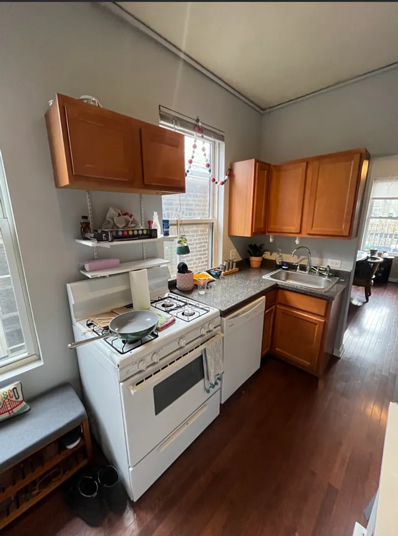 Building Photo - 1402 N Greenview Ave #2R