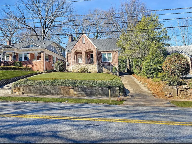 1739 Sylvan Rd SW — Photo 2