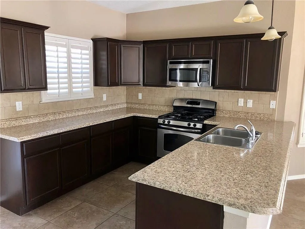 3 bed, 2.5 bath, 1437 sqft, $1,700 — Photo 2
