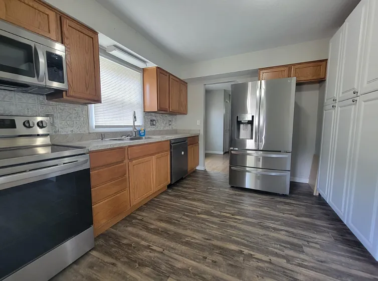 Cute 5 Bedroom 2 Bath House Located in Washington Local School District — Photo 3