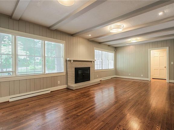 5th image of 3207 Edgewater Dr
