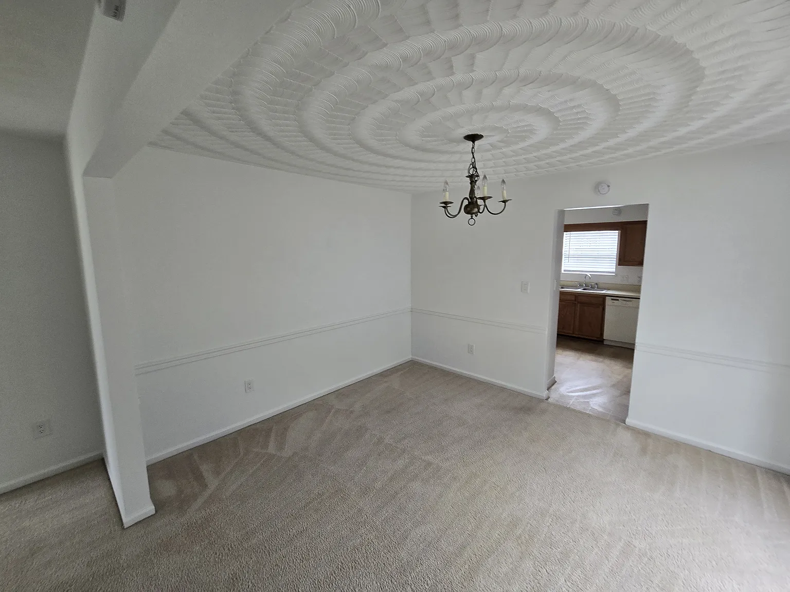 4 bed, 2373 sqft, $2,300 — Photo 4