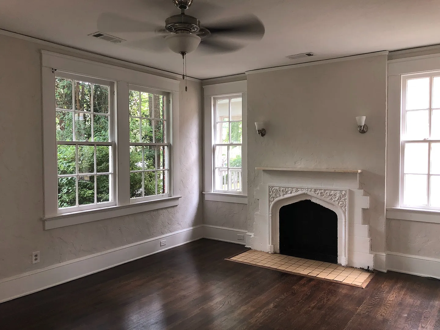 Open Concept Living and Close to Downtown — Photo 3