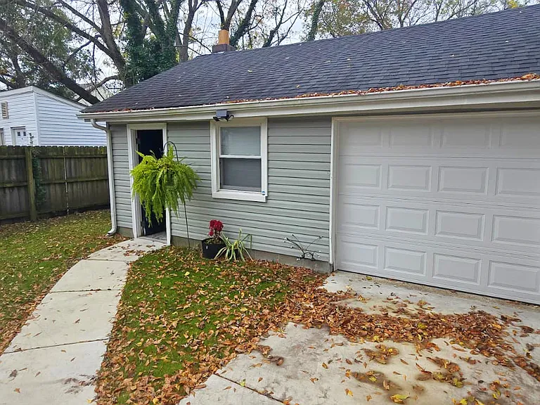 Detached garage