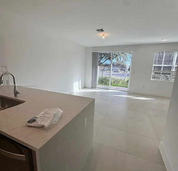 17108 SW 2nd Cir #TOWNHOUSE — Photo 2