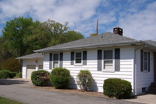 2nd image of 1301 Savannah Rd