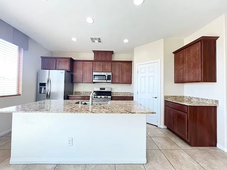 5729 Tideview St — Photo 5