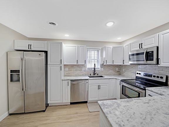 5th image of 126 E Green Valley Cir