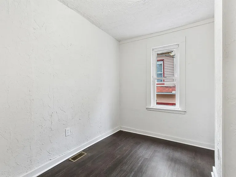 916 May St — Photo 10