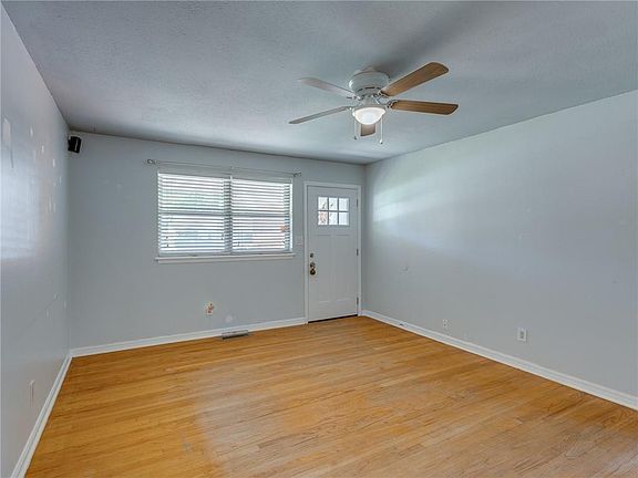 3rd image of 208 Bellaire Dr