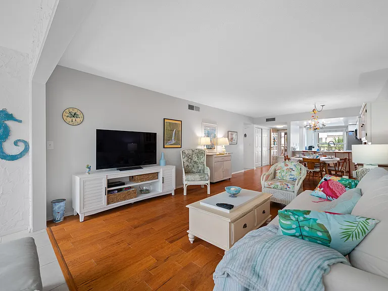 121 Island Way #323 — Photo 9