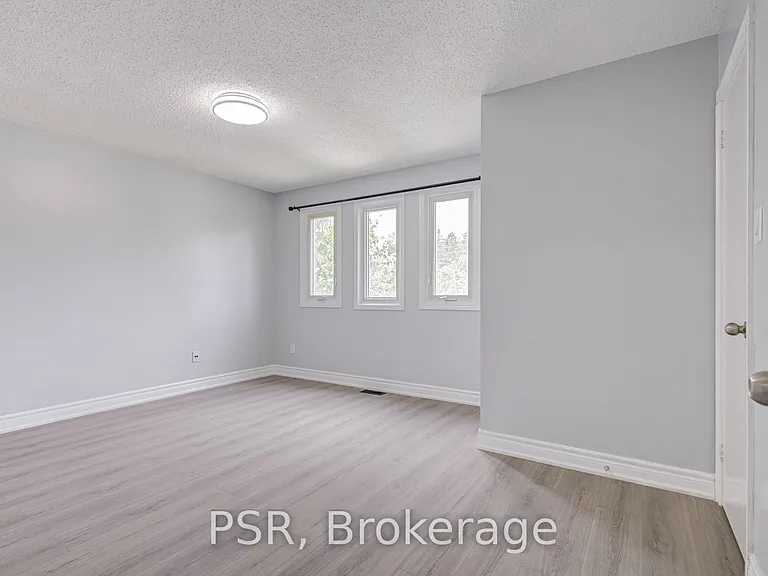 166 Adele Cres — Photo 35