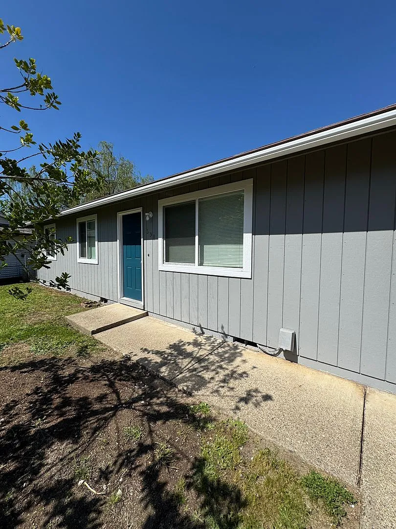 Myrtle Creek 3-bedroom Home with 1 Car Garage — Photo 3