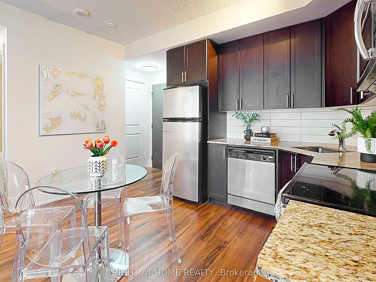 560 Front St W #1232 — Photo 4