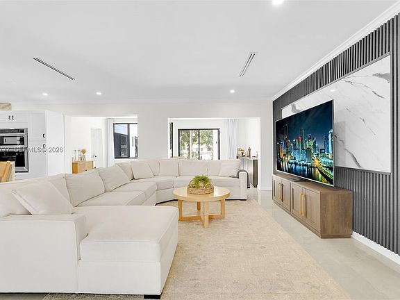 5th image of 3411 Thomas St