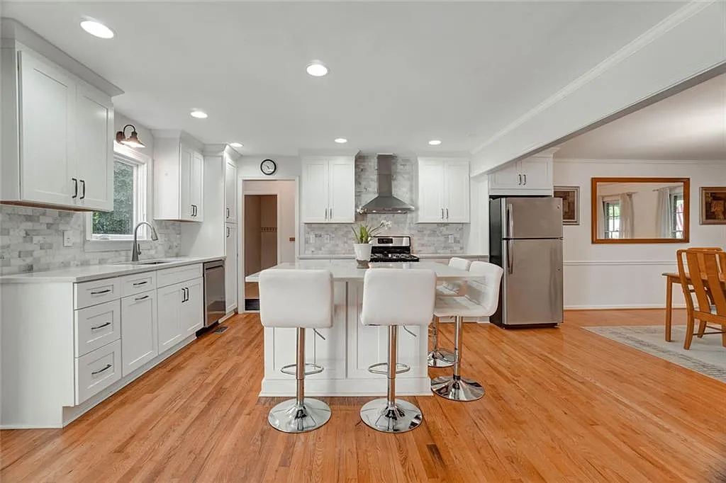 4 bed, 2.5 bath, 2356 sqft, $4,500 — Photo 2