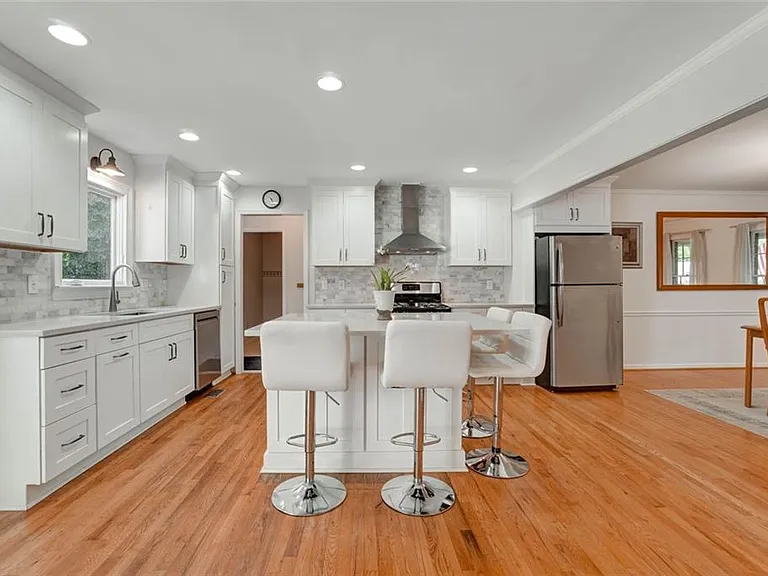 295 Oakmere Dr — Photo 2