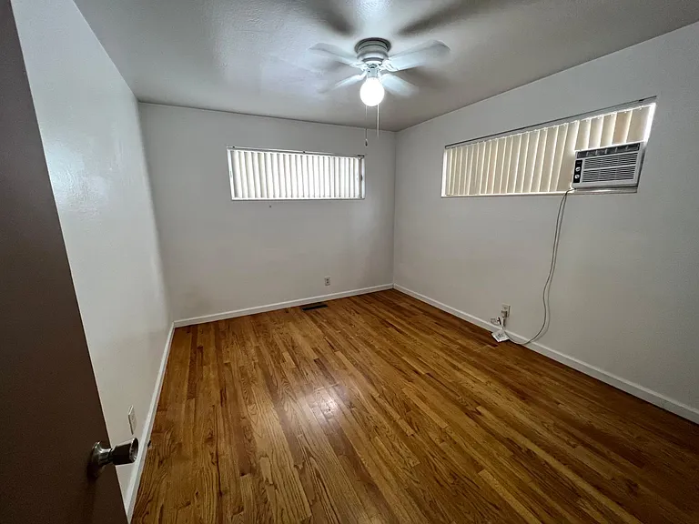 1215 The Strand — Photo 11