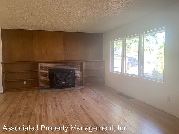 3rd image of 465 NW Ebberts Ave
