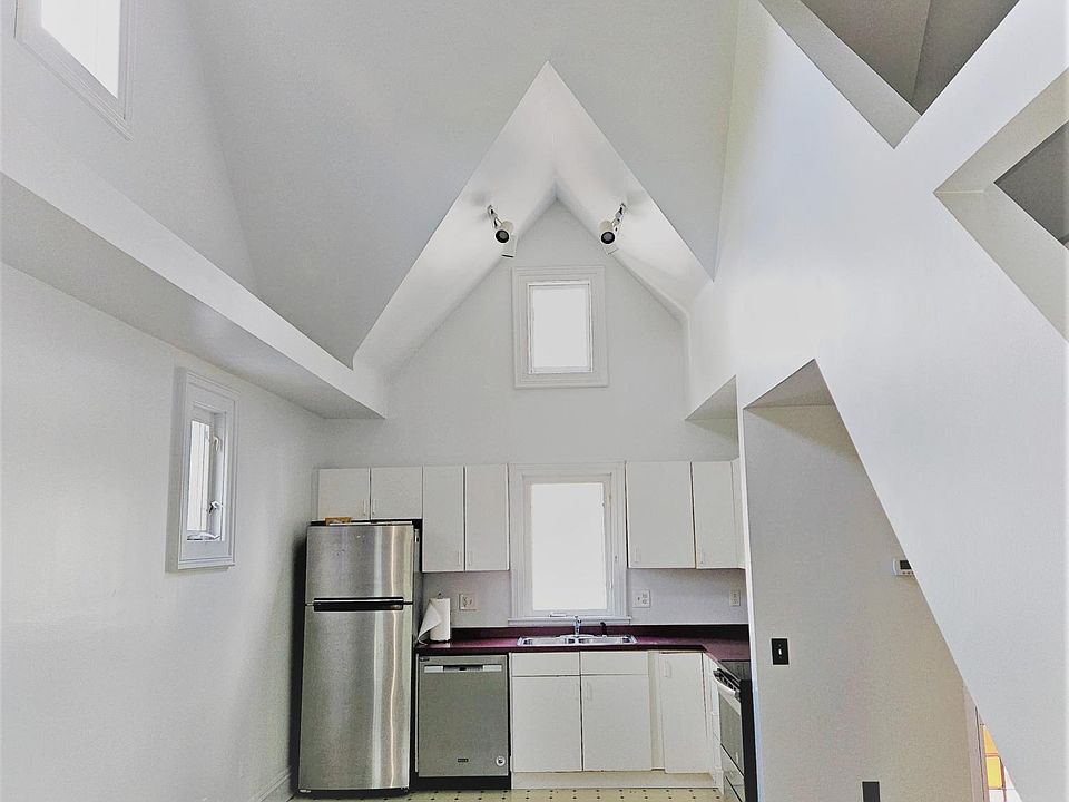 Vaulted ceilings 18'