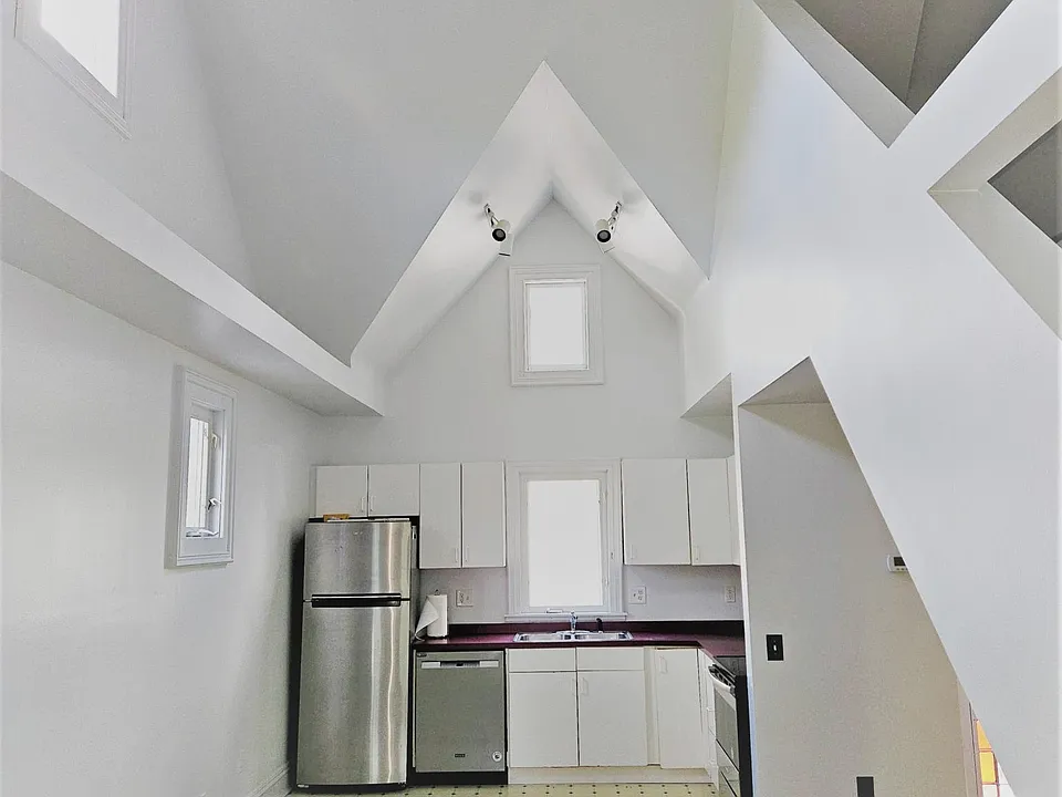 Vaulted ceilings 18'